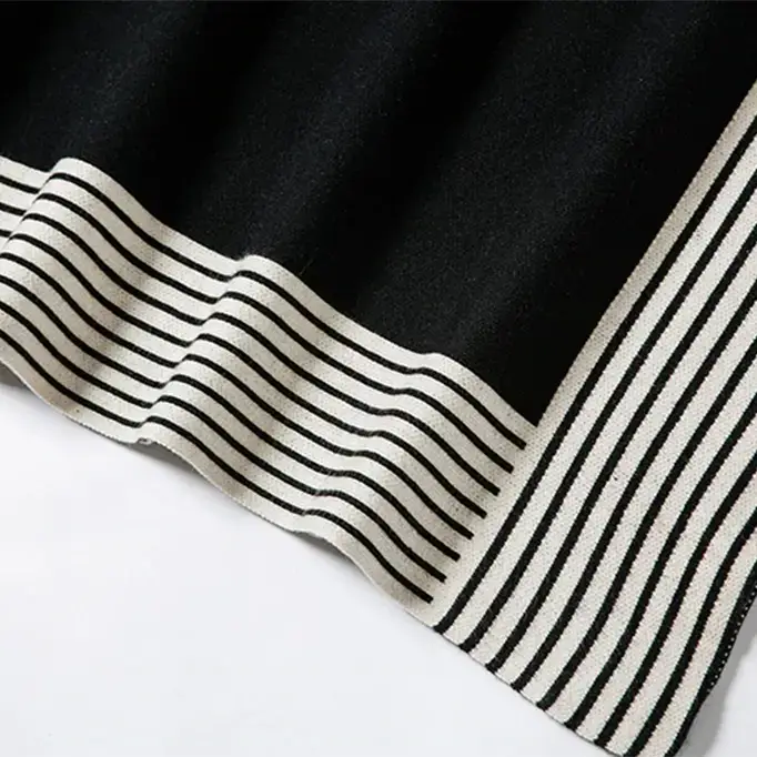 Fennco Styles - Venta al por mayor Poncho - Mujer - Poncho Suéter de Punto a Rayas Negras con Mangas de Murciélago4