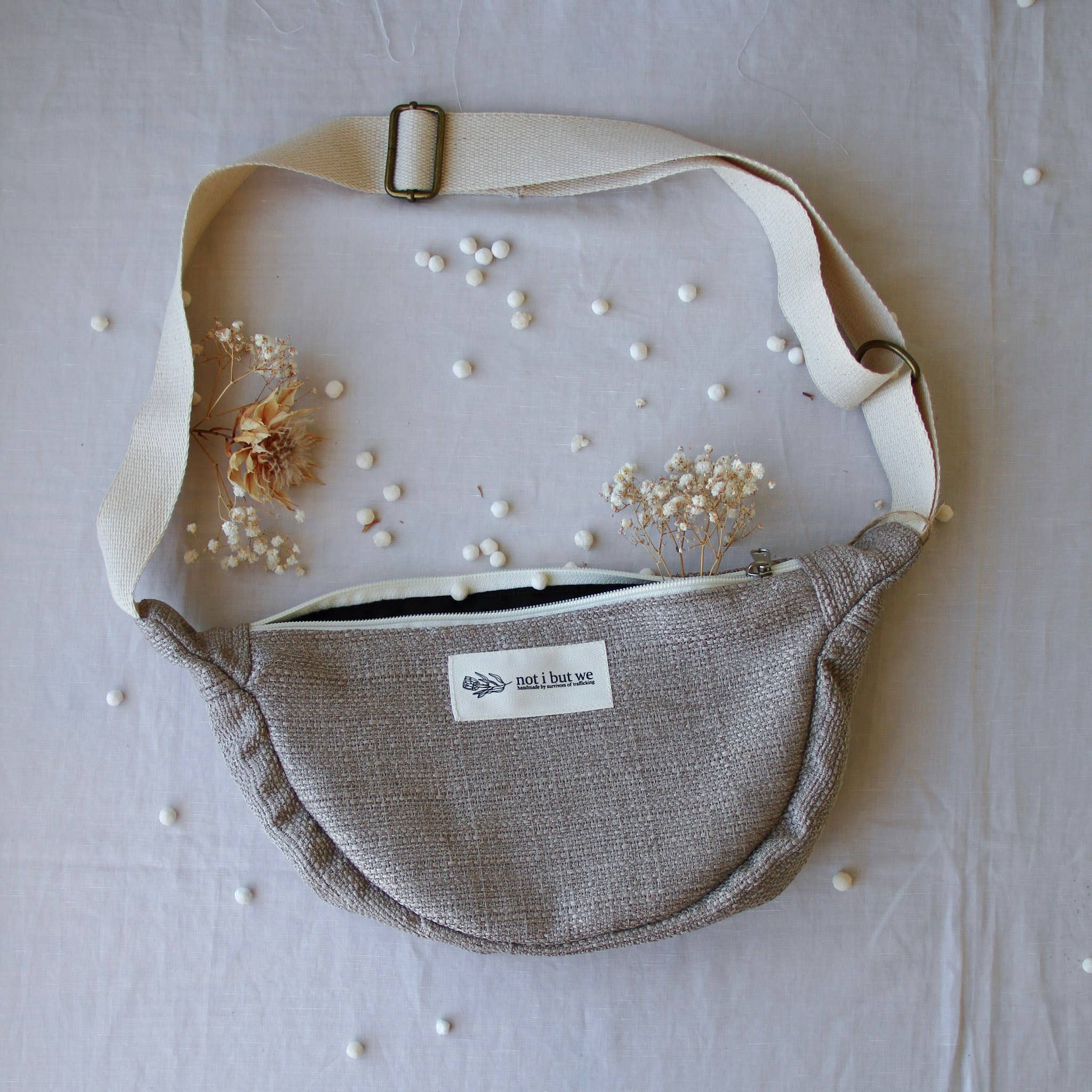 Not I But We - Vente Sac ceinture – unisexe - Sacs bandoulière recyclés | Fabriqués de manière éthique par des survivants9