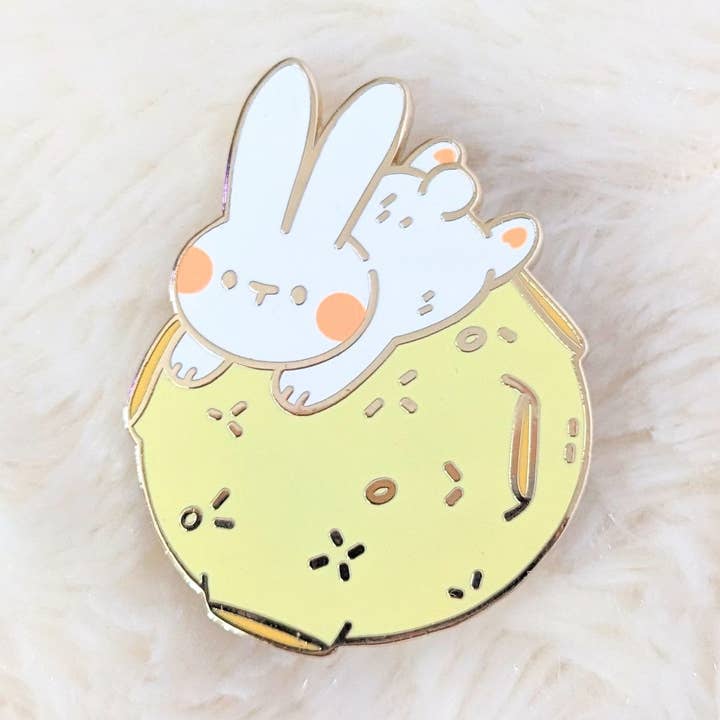Épinglette en émail Lapin Over the Moon pour la vente par Arcasian