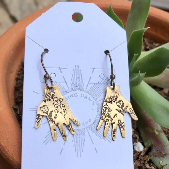 Boucles d'oreilles main botanique pour la vente par Rising Dawn Boutique