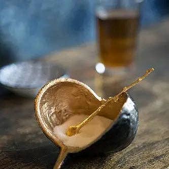 CIOTOLA BACCELLO MARRONE E ORO CON UN CUCCHIAIO DORATO DA 10 CM per la vendita all'ingrosso da parte di Vagabond Vintage