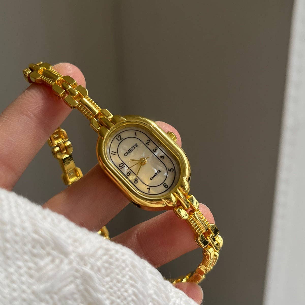 Dipped Shop - Wholesale Wrist Watch - Women's - Vintage Gold Oval Bracelet Quartz Watch DP25F73610