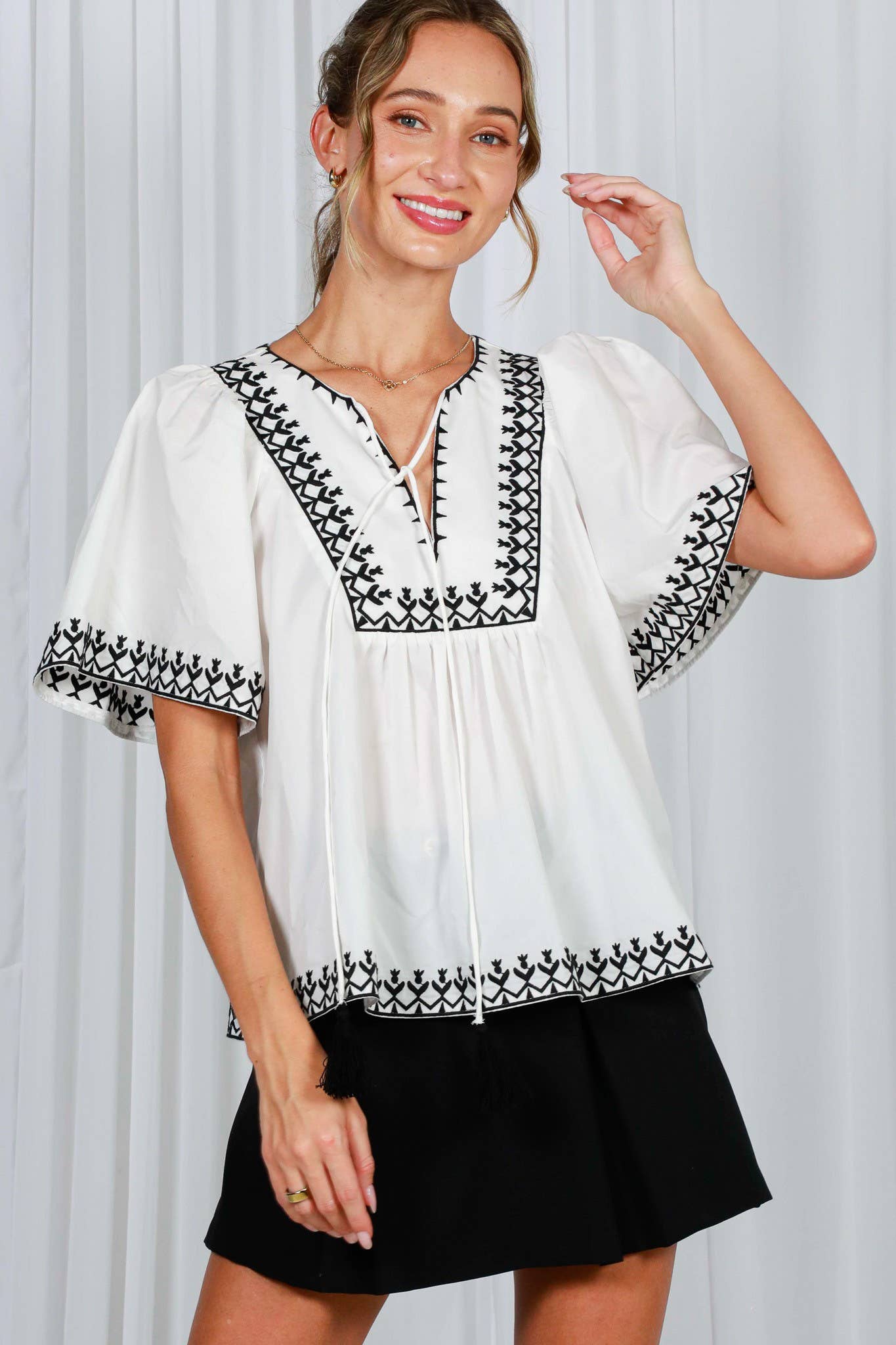 Vine & Love - Vendita all'ingrosso Camicetta - Donna - Blusa boho ricamata con collo a fiocco e scollo diviso a V VT824869