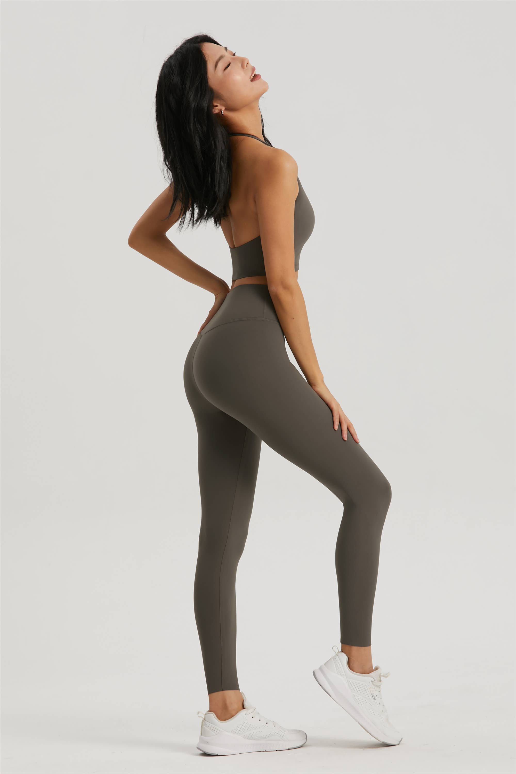 91thelabel – Großhandel Sportbekleidungsset – Damen – Daphne Lycra® Neckholder-Sport-BH & Leggings-Set10