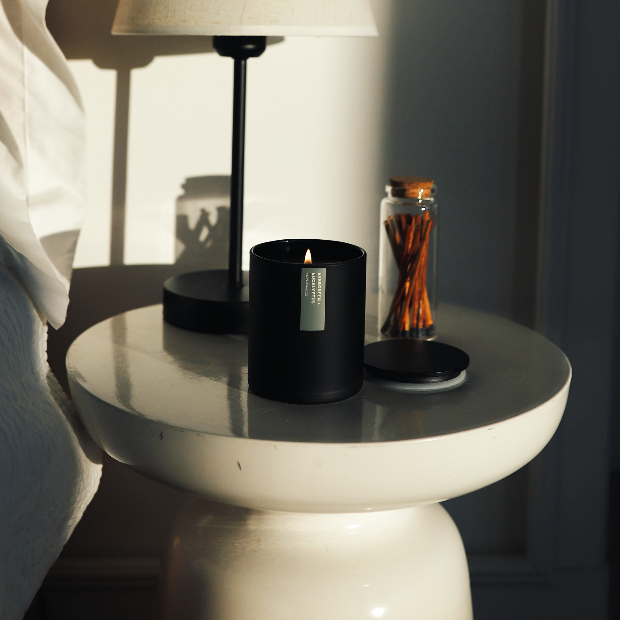 Calyan Wax Co. – Großhandel Kerze im Glas / gefüllte Kerze – Evergreen + Eucalyptus - Mattschwarzer Becher mit Sojakerze3