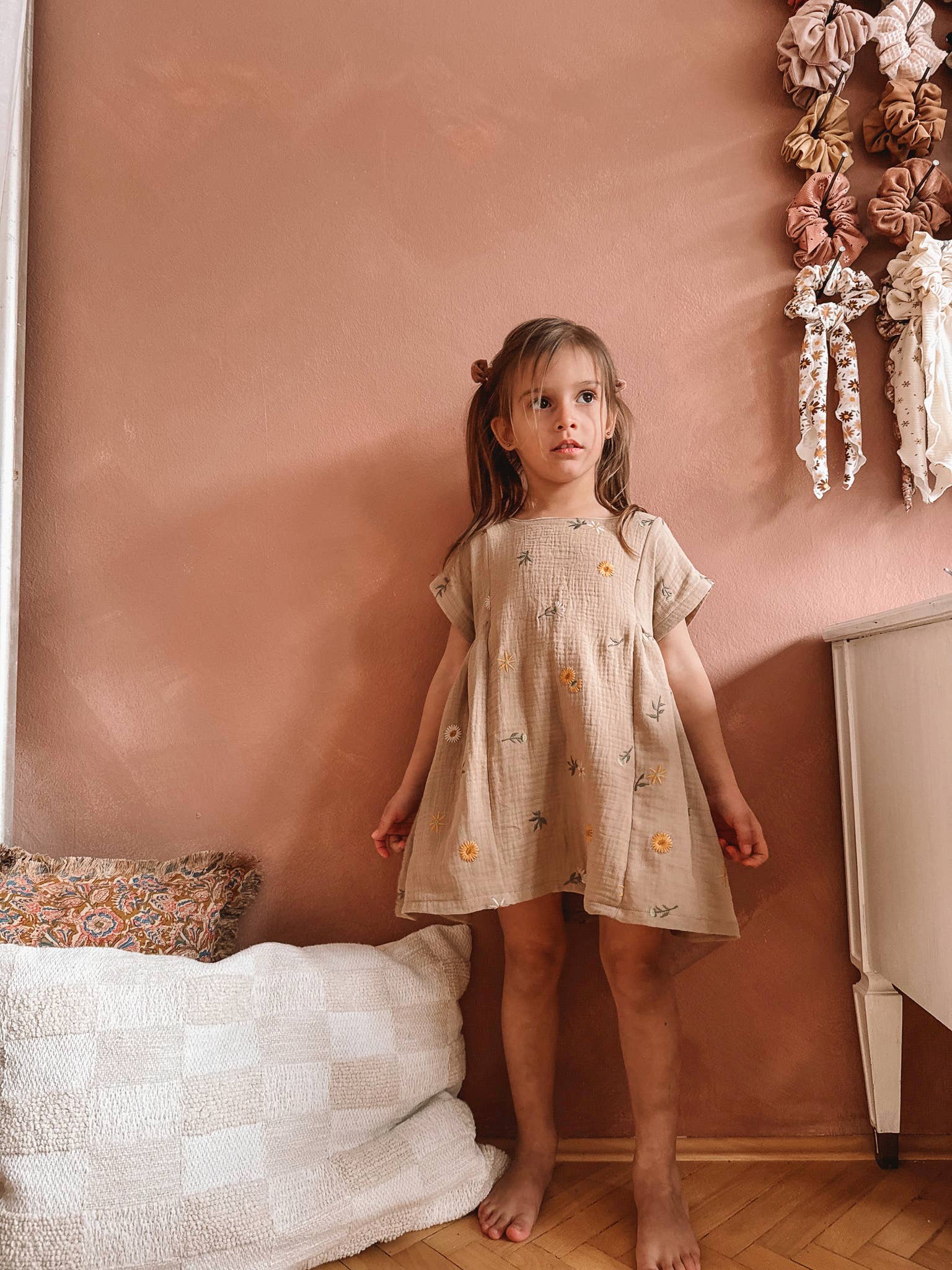 PETITE EvelinaApparel – Engroshandel Kjole - Baby – Malia babykjole med broderede forårsblomster – beige2