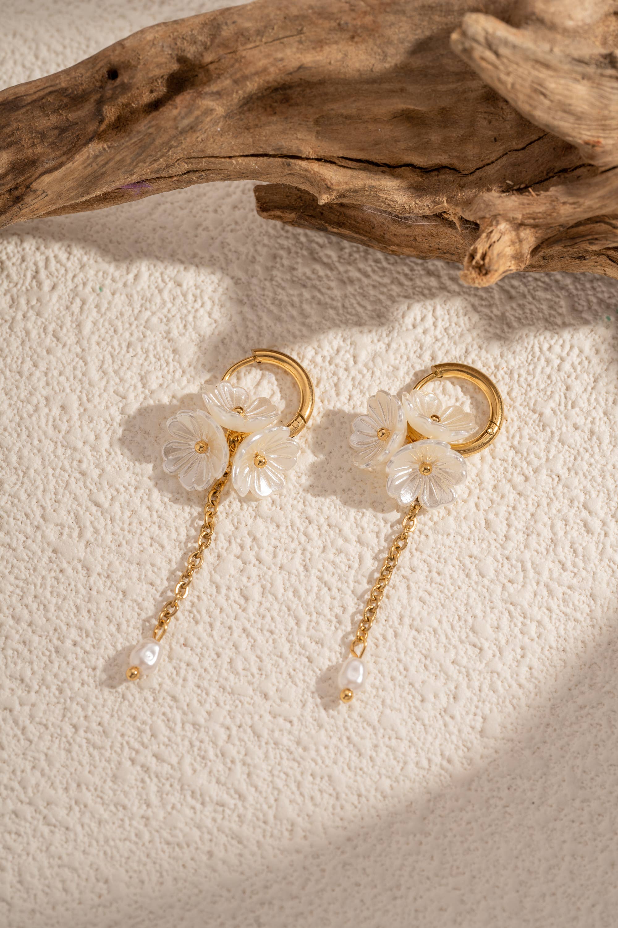 COSMOS - Wholesale Dangle Earrings - Golden floral earrings with elegant dangling pearls2