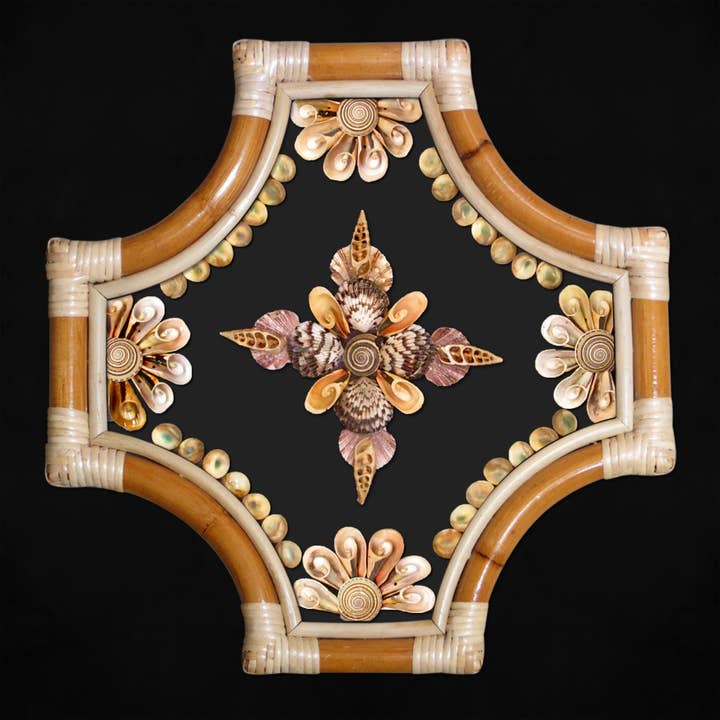 Design a conchiglia in cornice decorativa da parete 17"X17" (SD 568/1) per la vendita all'ingrosso da parte di Spice Islands Coastal