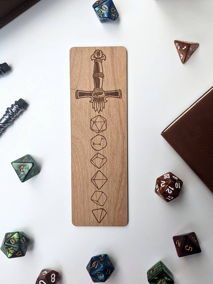 Terningesværd - D&D-inspireret træbogmærke for engroshandel hos Emberglow Gaming