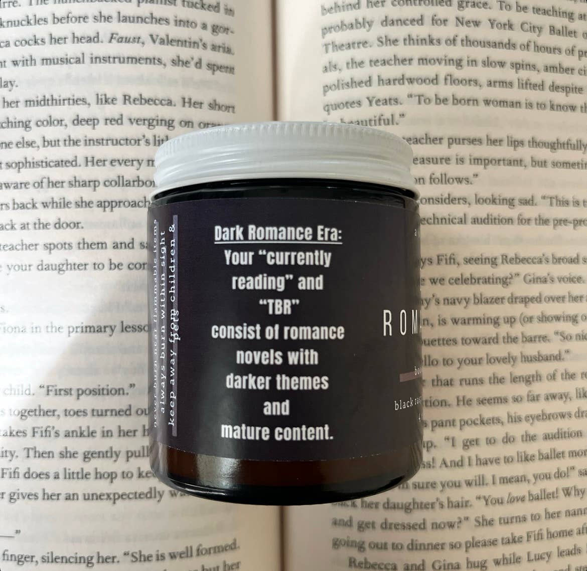 A Scent Story Candle Co - Vente Bougie en bocal - Bougie « Dark Romance Era » – Thème livresque1