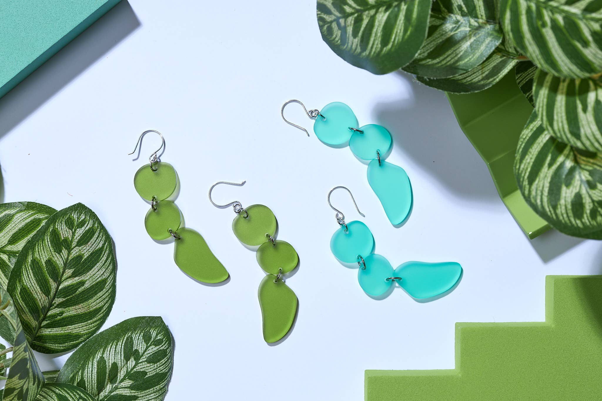 The Lost & Found - Vendita all'ingrosso Orecchini pendenti - Orecchini a tripla goccia «Rainbow Irridescent»4