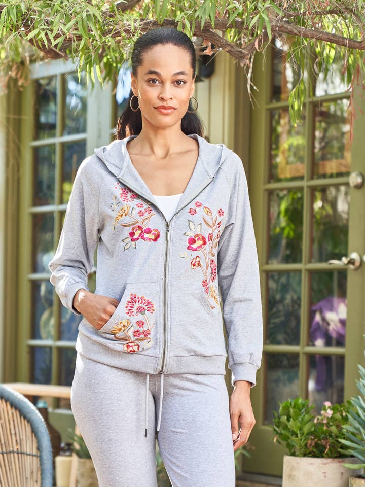 Felpa con cappuccio e zip in spugna francese ricamata 4830-MAJ per la vendita all'ingrosso da parte di Paparazzi