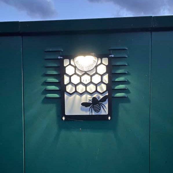 Florys Online – wholesale Outdoor ornament/decor – Bee hive Solar Light Wall Plaque