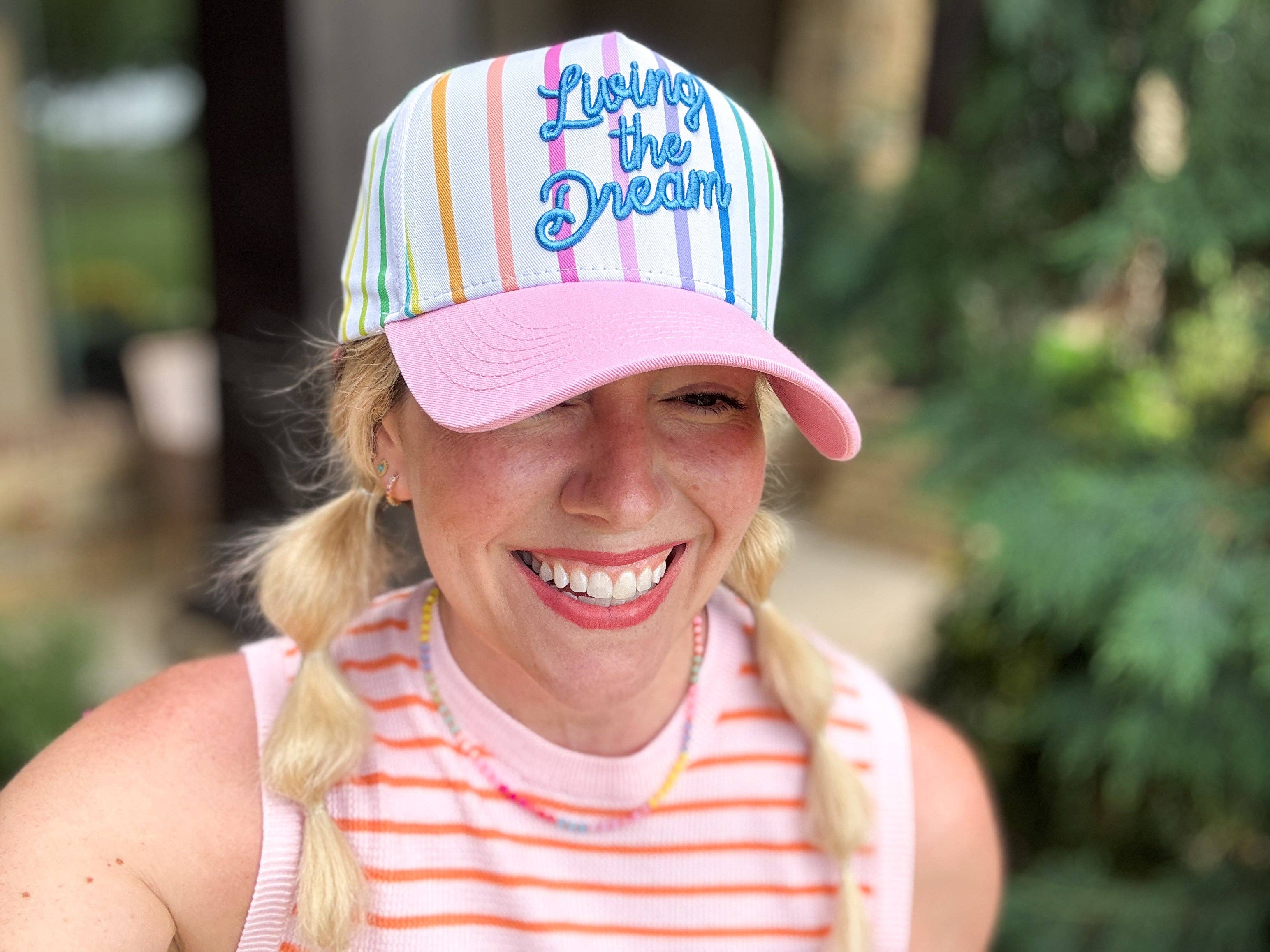 Taylor Elliott Designs – wholesale Baseballkeps - Dam – Broderad basebollkeps -"Leva drömmen"-Färgglad + Rosa1