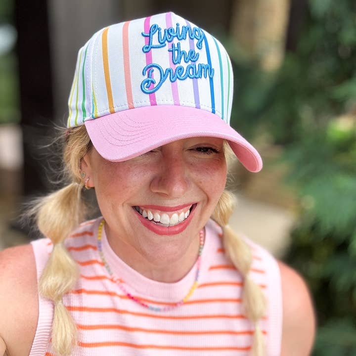 Taylor Elliott Designs – wholesale Baseballkeps - Dam – Broderad basebollkeps -"Leva drömmen"-Färgglad + Rosa1