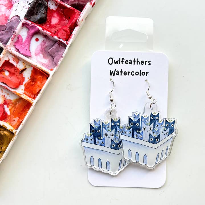 Boucles d'oreilles chat myrtille – Art fruité avec une ambiance fantaisiste pour la vente par Owlfeathers Watercolor