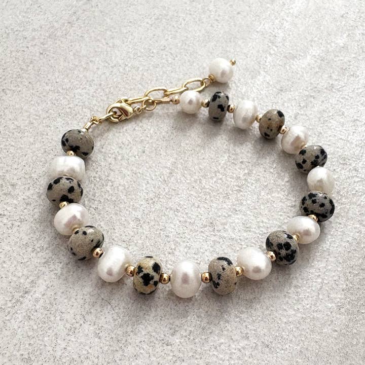 Bracelet en perles de pierre de jaspe dalmatien et perles d'eau douce pour la vente par The Silver Wren