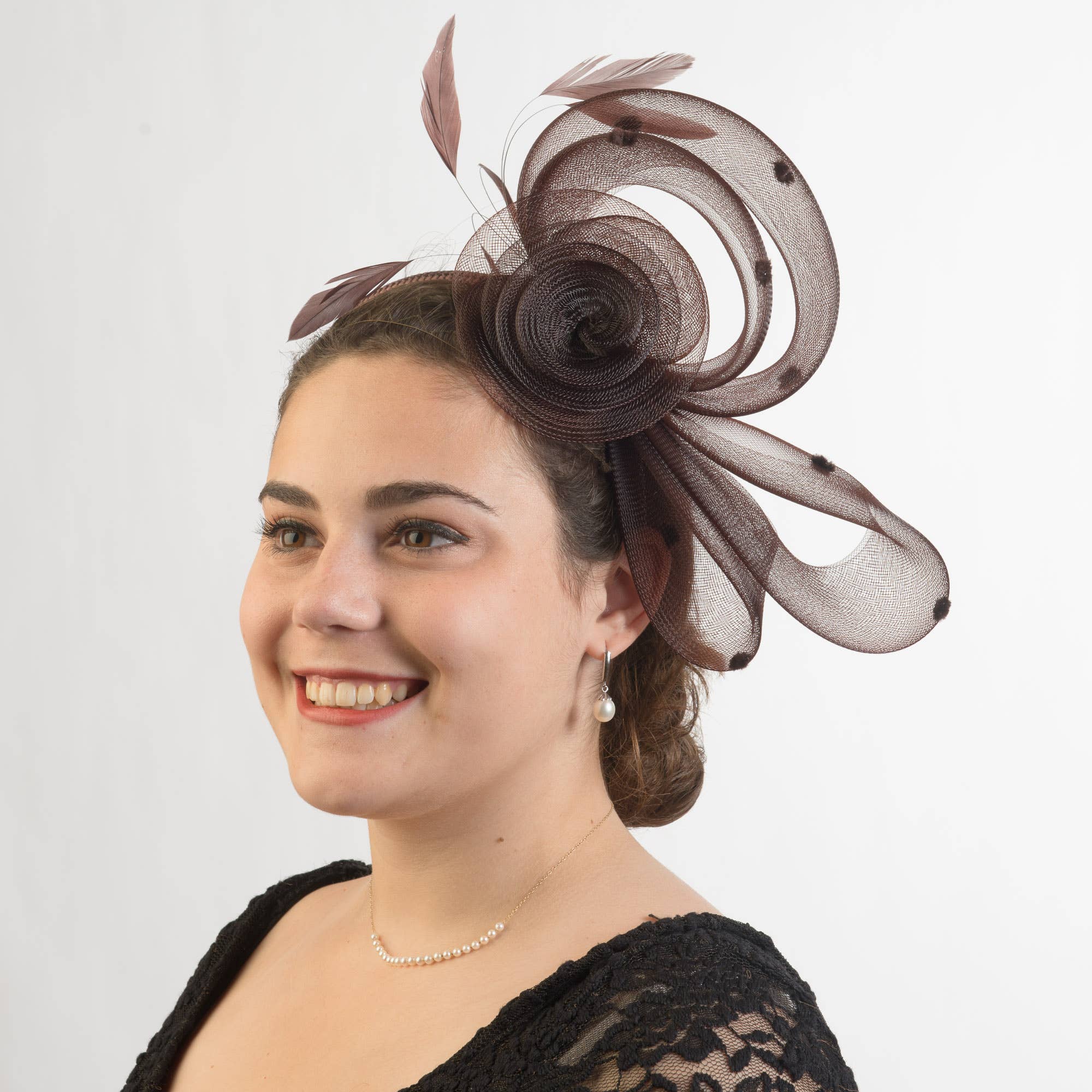 KaKyCo - Venta al por mayor Tocado - Mujer - Fascinador de cóctel con lazo de flor de crinolina y pluma | 5610H6