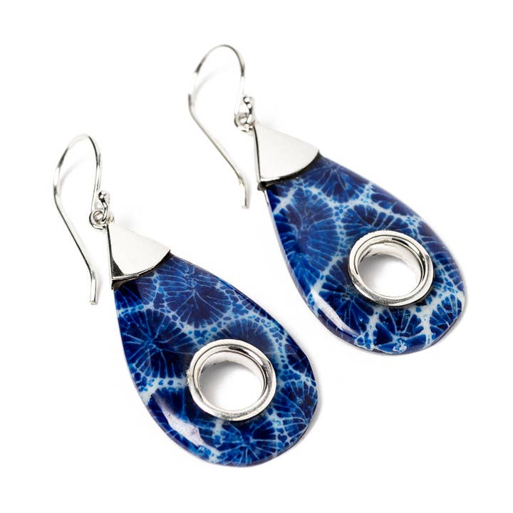 El Expreso de Oriente - Wholesale Dangle Earrings - Tear Drop Pendant In Engraved Silver And Esp0