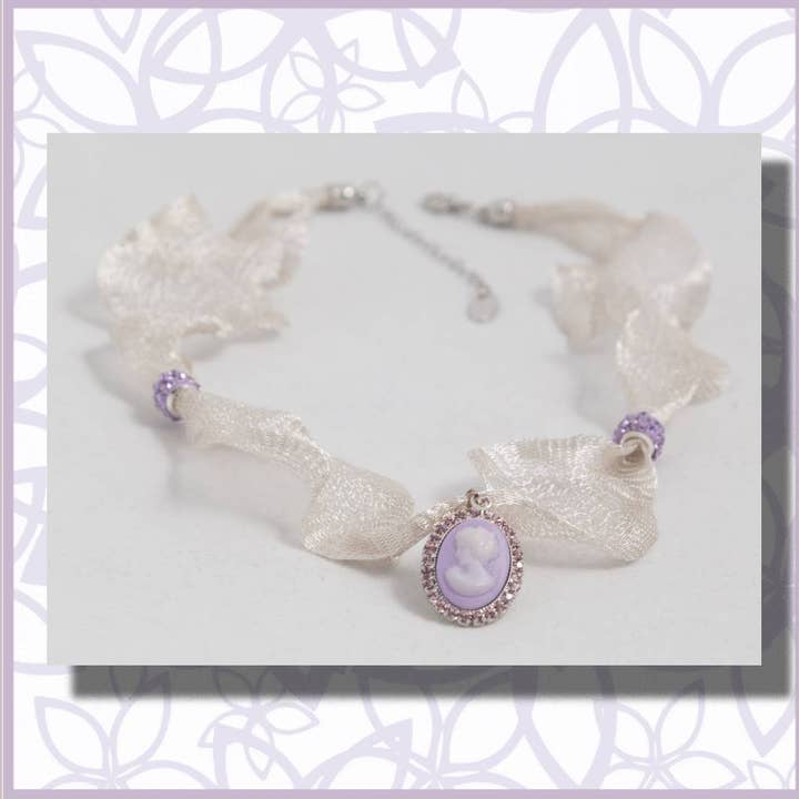 Collana fibra titanio con cammeo Maria Luigia base lilla per la vendita all'ingrosso da parte di Violetta di Parma Jewels' Joy
