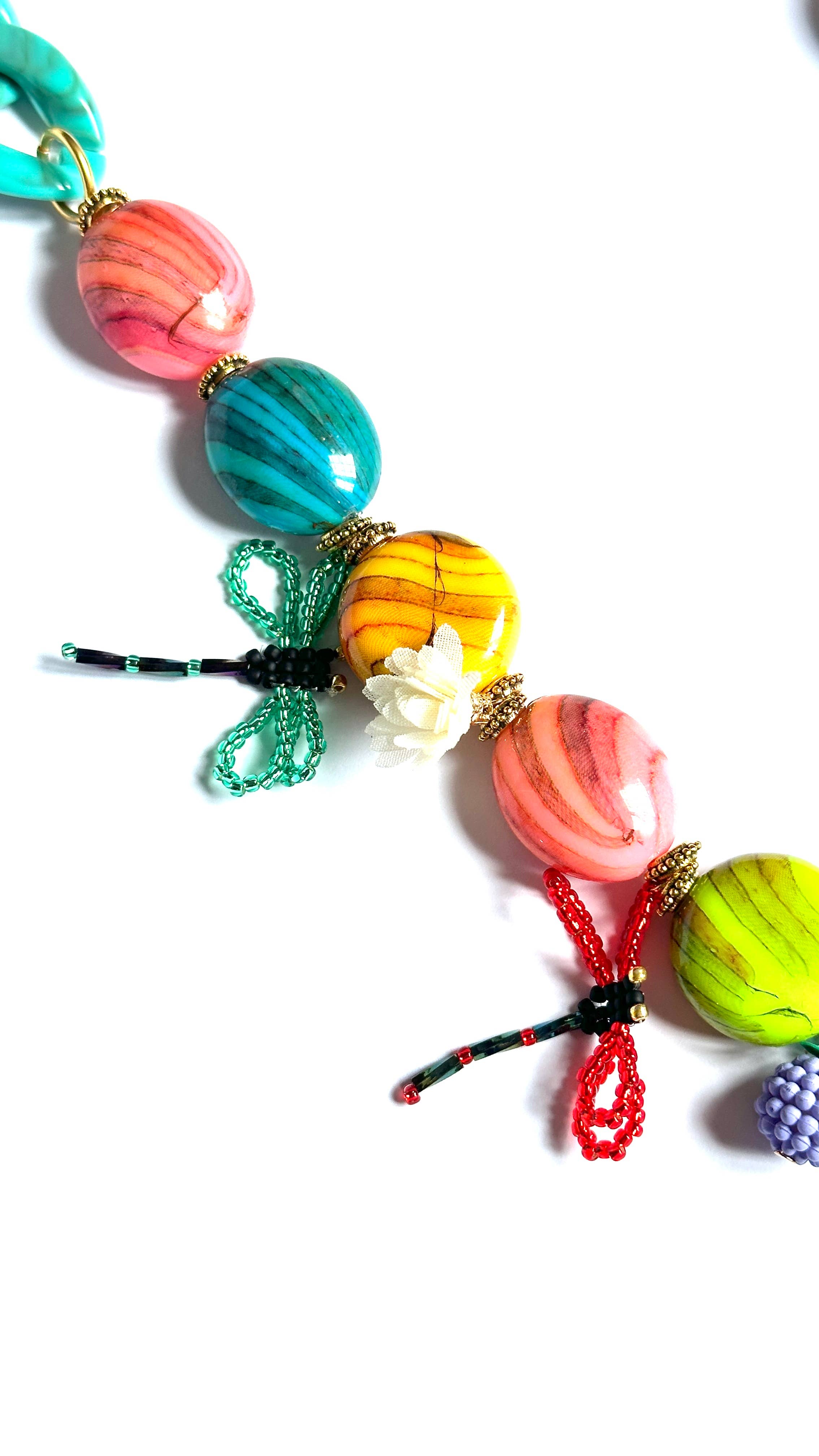 Roselinde – wholesale Pärlband/Pärlhalsband – Lång halsband med kedja och kulor av akryl, textil, trä och glas2