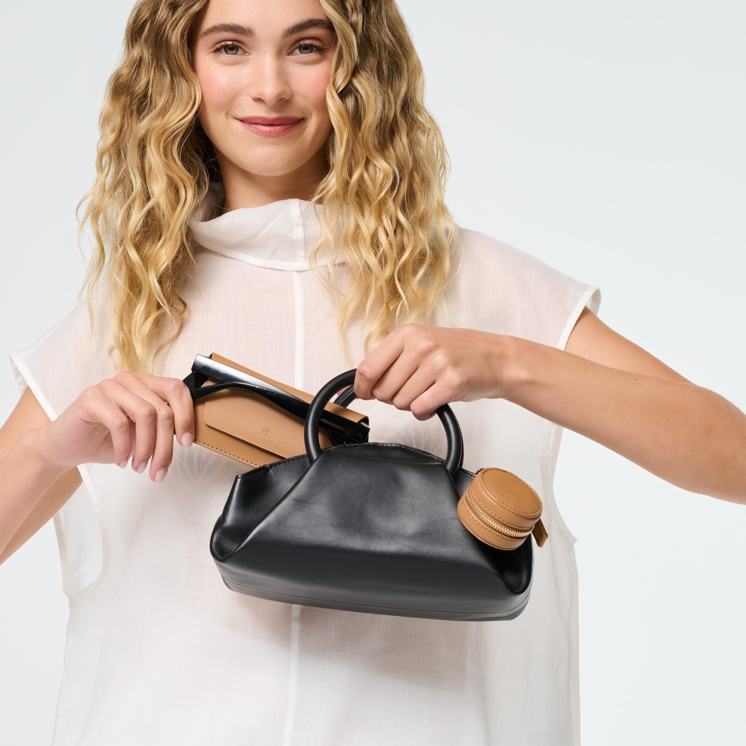 FOX AND LEO – wholesale Fodral för glasögon och solglasögon - Dam – Ögonfångare charm med mikrofiber rengöringsduk - Tan5