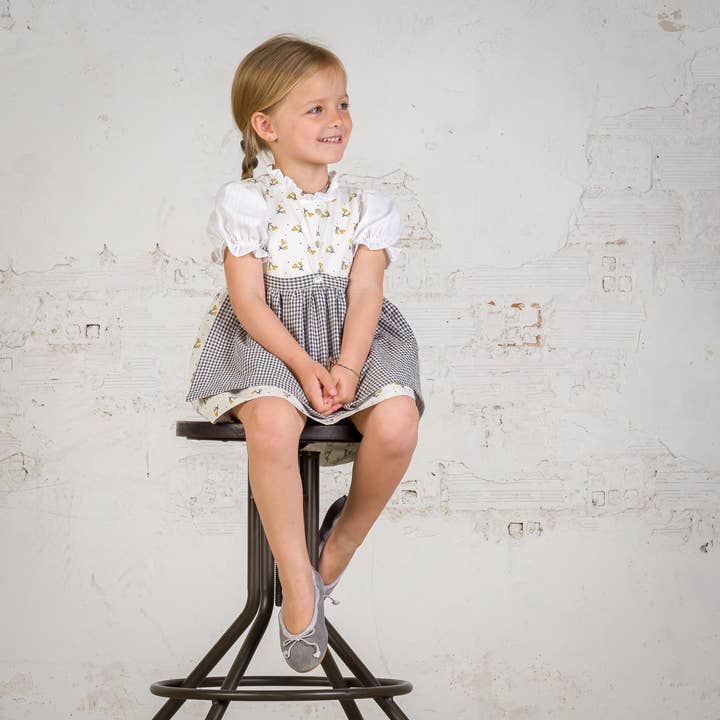 Robe tyrolienne Flor Suecia pour la vente par Tantara Kids