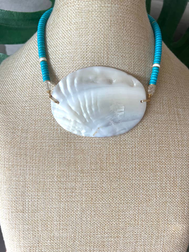 Collier avec perles de howlite turquoise et nacre. pour la vente par Grace Designs