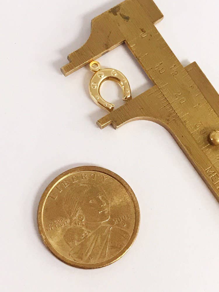 The Bead Bazaar - Vente Breloques/médailles personnalisées - Breloque en forme de fer à cheval en or, pendentif en fer à cheval rempli d'or pour la fabrication de bijoux, breloques porte-bonheur, breloques en vrac pour perles, petit porte-bonheur en forme de fer à cheval8