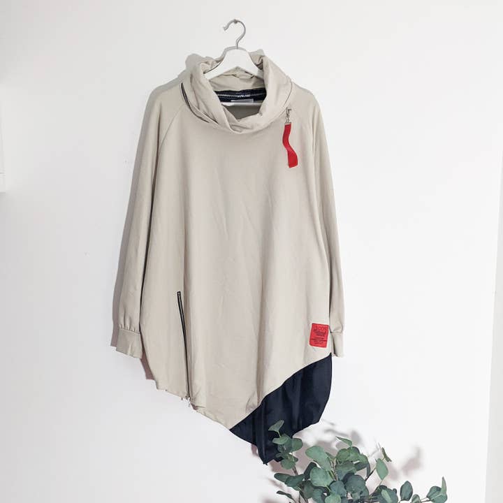 Substantielles Oberteil mit Schalkragen aus Parkastoff, Reißverschlusselementen und roten Laschen. für den Großhandel von Tempest Designs