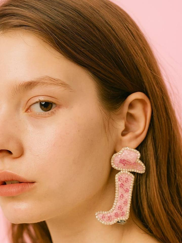 Lancez les boucles d'oreilles bottes de la nuit rose pour la vente par The Bling Barn