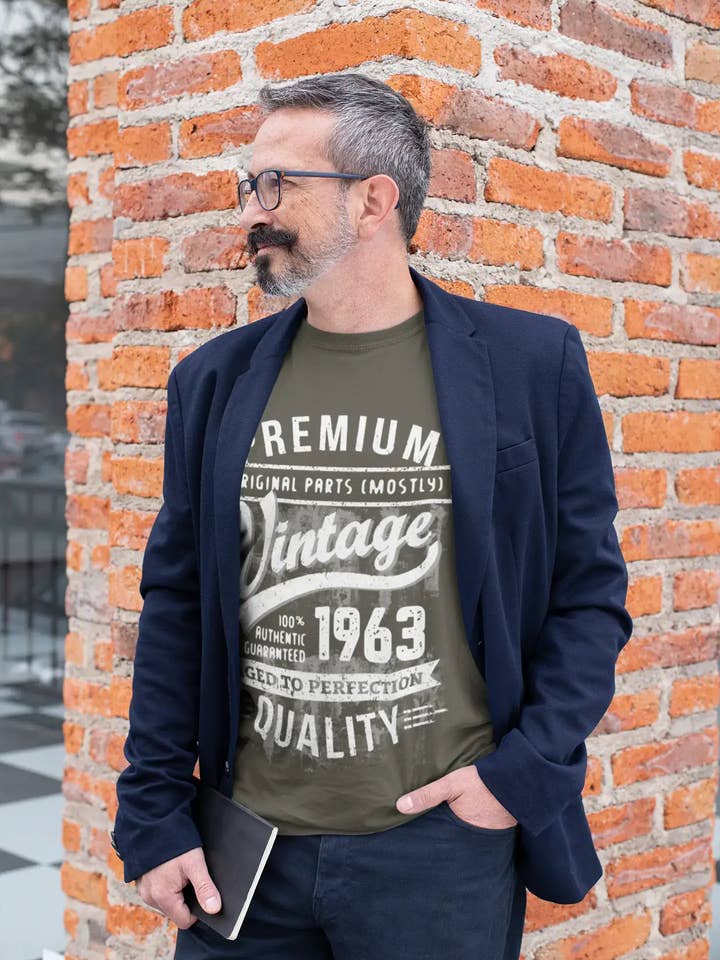 ULTRABASIC - T-shirt da uomo con grafica del 1963 Aged to Perfection, regalo di compleanno per la vendita all'ingrosso da parte di ULTRABASIC