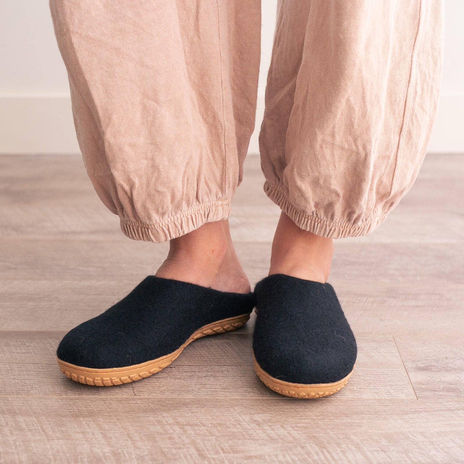 Fuzzy cove – wholesale Slippers – Women's – Night Black | Luxury Organic Merino Wool Slippers1