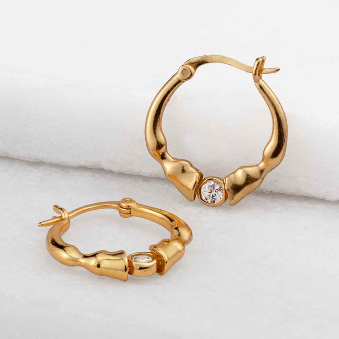 URBAN-EQUESTRIAN - Wholesale Huggie earrings - Cavallo - Moissanite Horseshoe Earring in Gold0
