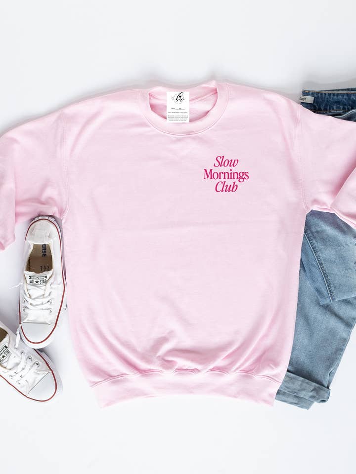 Pull à col rond brodé "Slow Mornings Club" douillet pour la vente par Blonde Ambition | Jewelry | Valentines Gift & Sweaters