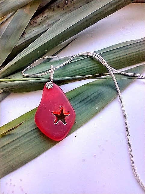 Håndskåret Starfish Red Sea Glass Charm halskæde for engroshandel hos Bad Apple Designs
