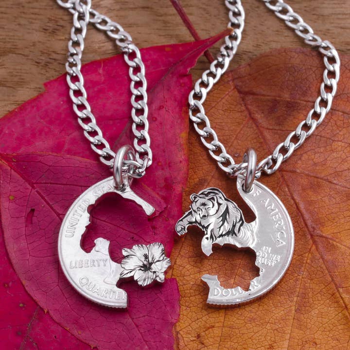 Collane con Orso Grizzly Inciso e Fiore di Ibisco per la vendita all'ingrosso da parte di NameCoins