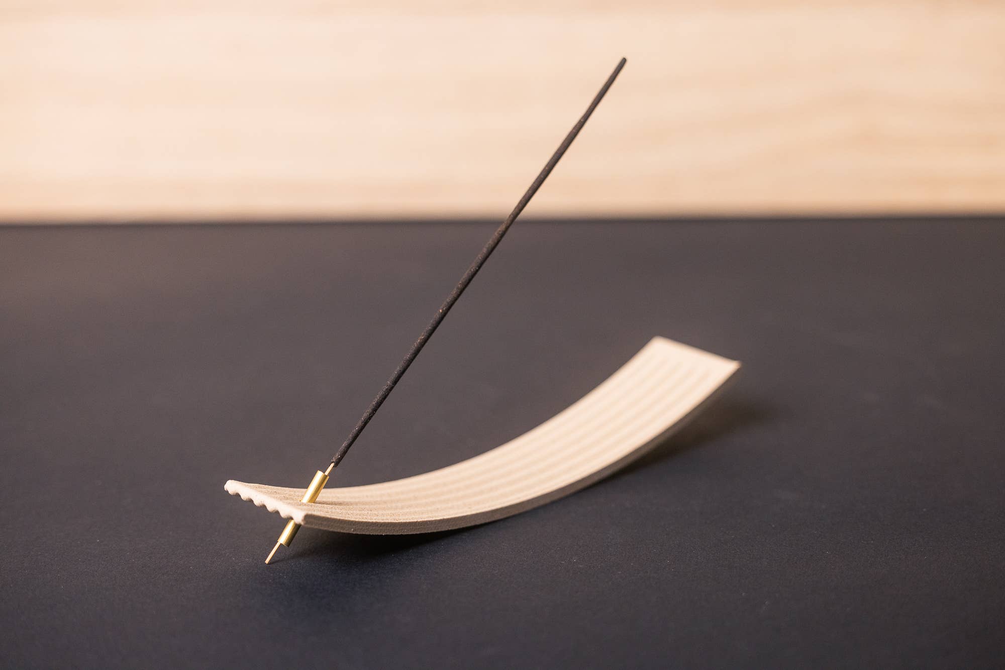 Copo Design – Großhandel Räucherstäbchenhalter – Räucherstäbchenhalter aus Holz mit Metalleinsatz – Balance1