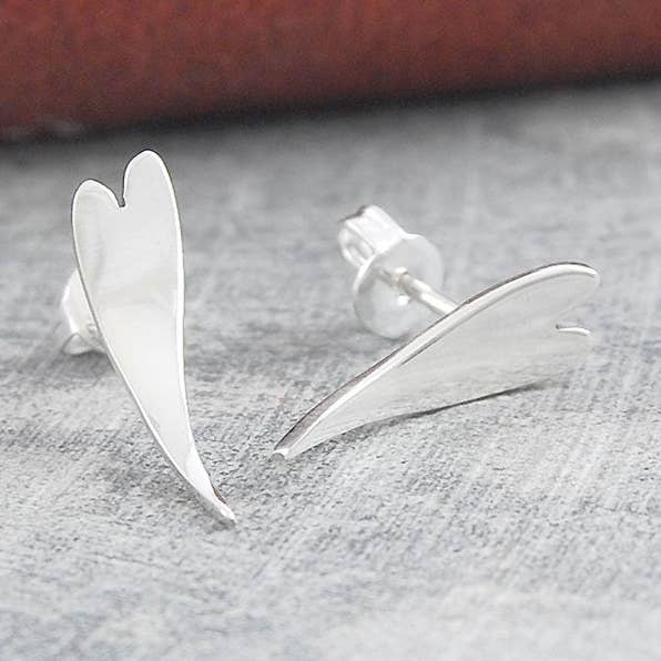 Buet sølv hjerte Stud Øreringe for engroshandel hos Otis Jaxon London