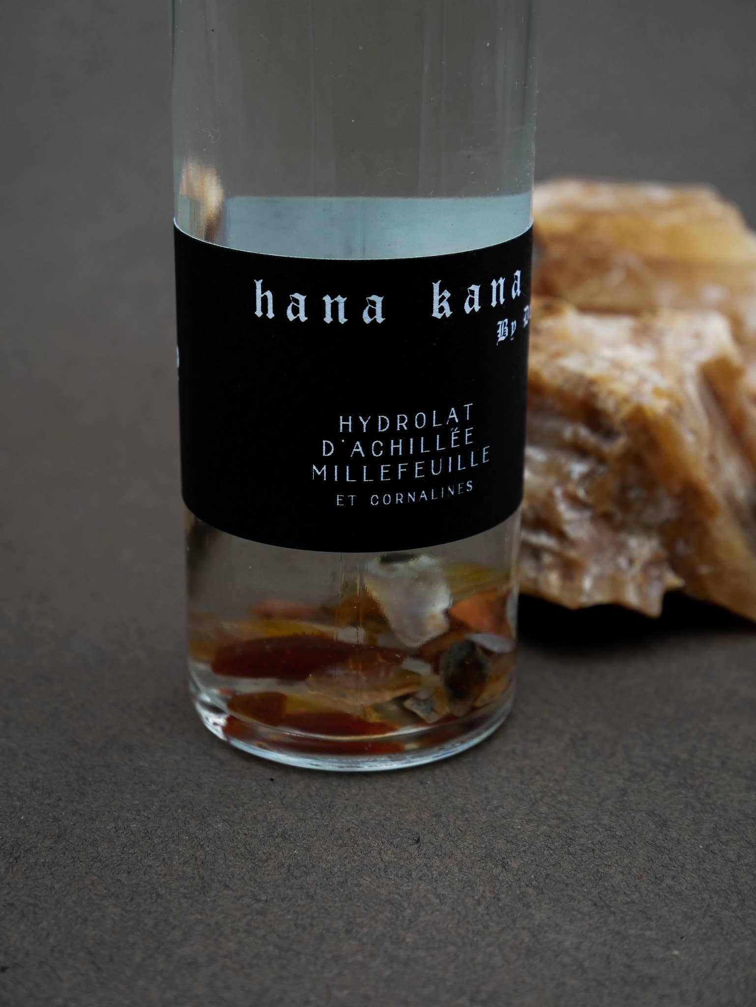 Hana Kana – Engroshandel Ansigts- og kropsspray – Hjortetrøst- og karneolhydrosol1
