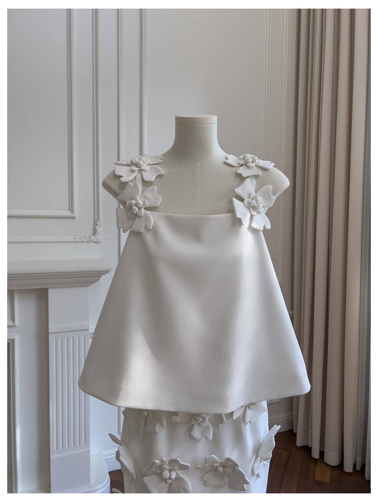Amourique - Vente Robe – femme - Jardin Blanc Couture - Ensemble satin structuré avec applique florale1