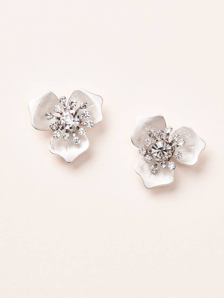 Kacie Floral Bridal Studs voor wholesale door Dareth Colburn Designs