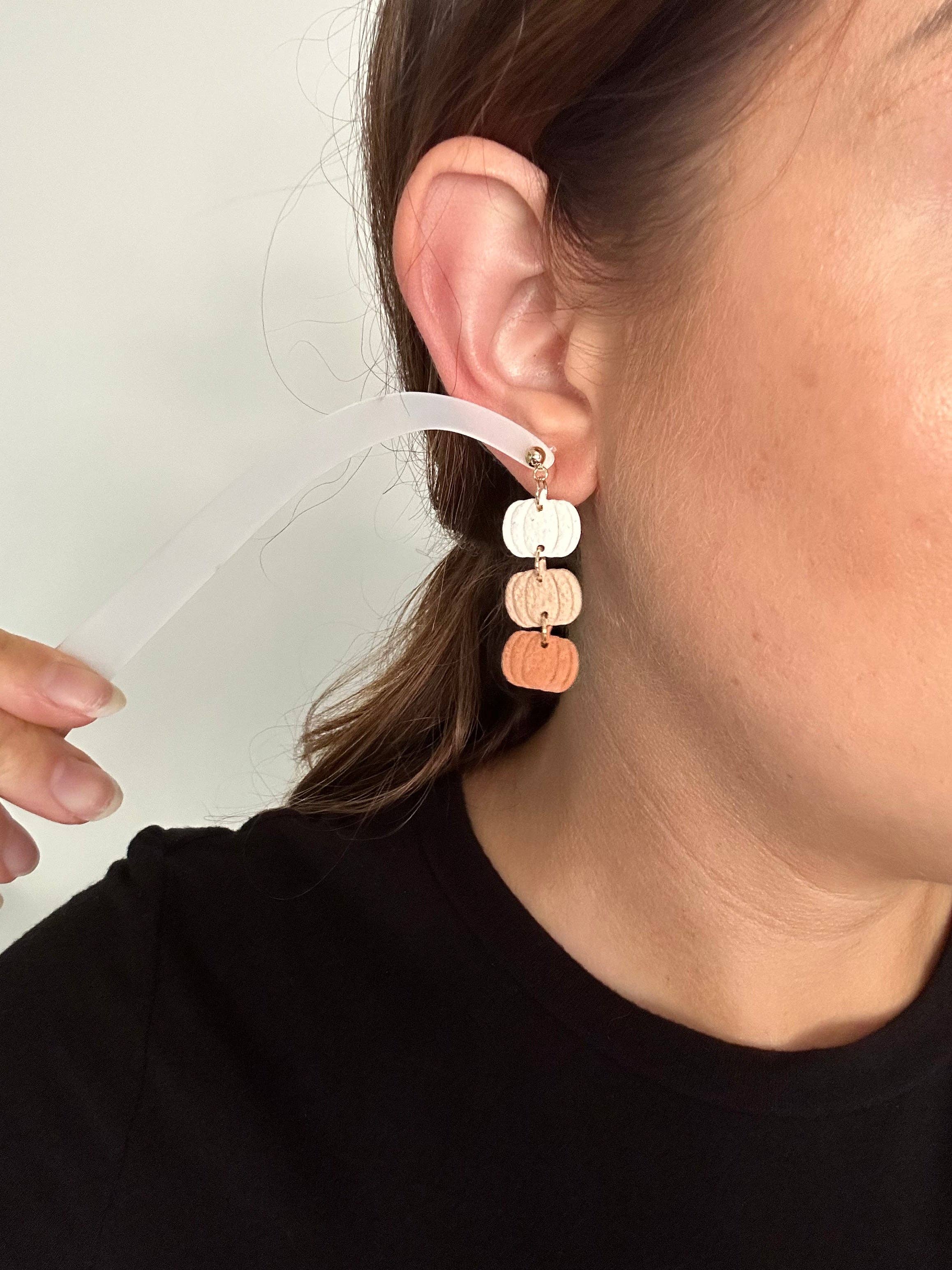 Mellow Dove Designs – Großhandel Ohrhänger – Neutrales Kürbis-Trio | Boho-Clay-Ohrringe für Herbst und Herbst1