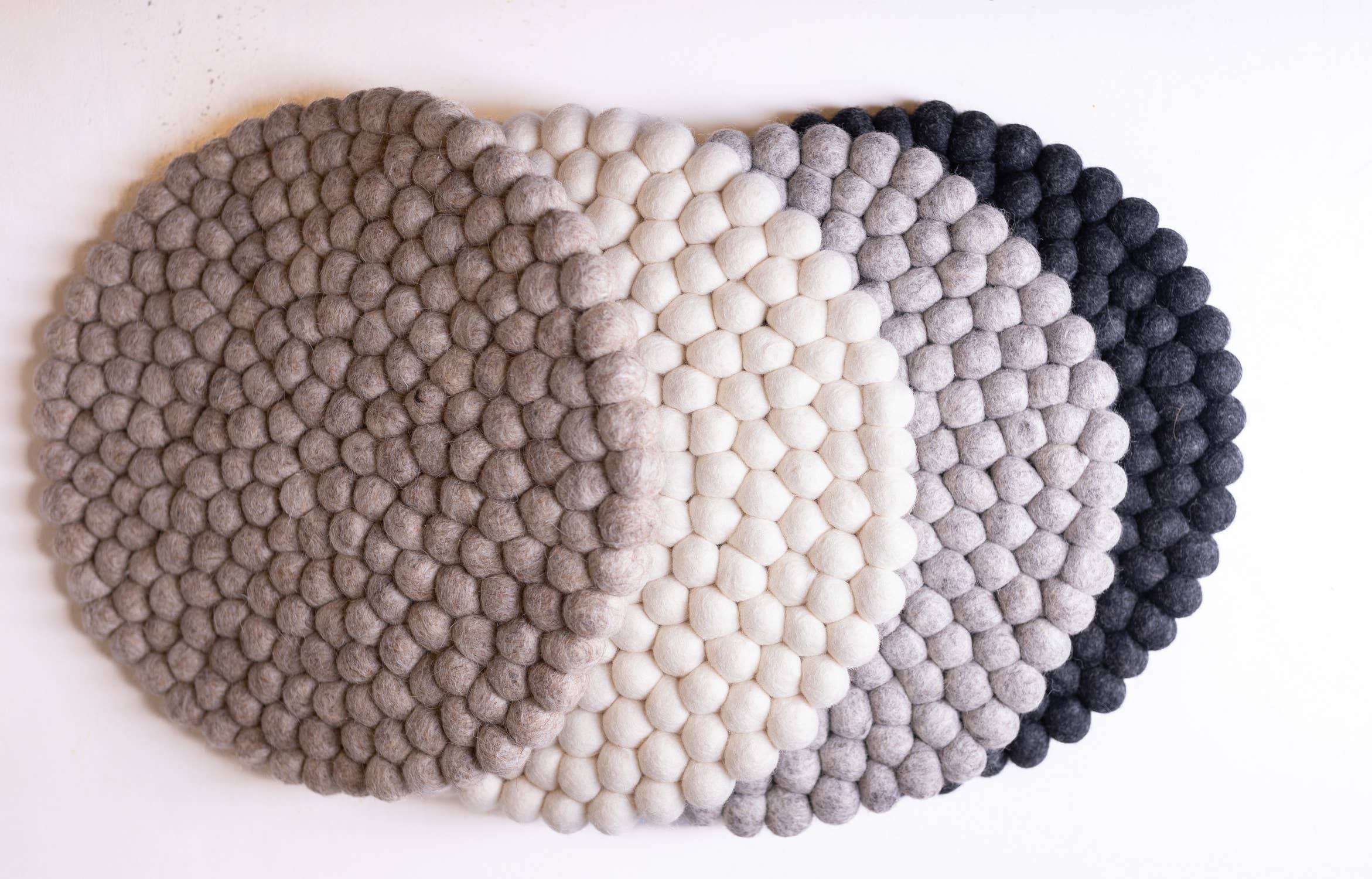 GRIS Coussin de chaise/dessous de plat à pompons en laine, diamètre 13,60 pouces, gris en vente sur Faire1