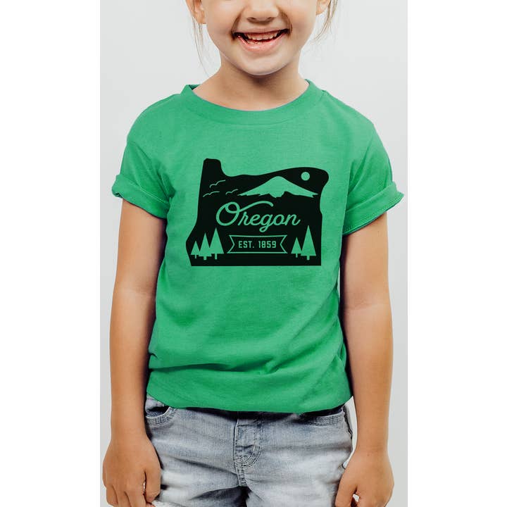 T-shirt graphique Oregon State Outline pour enfants pour la vente par Kids By Kissed Apparel