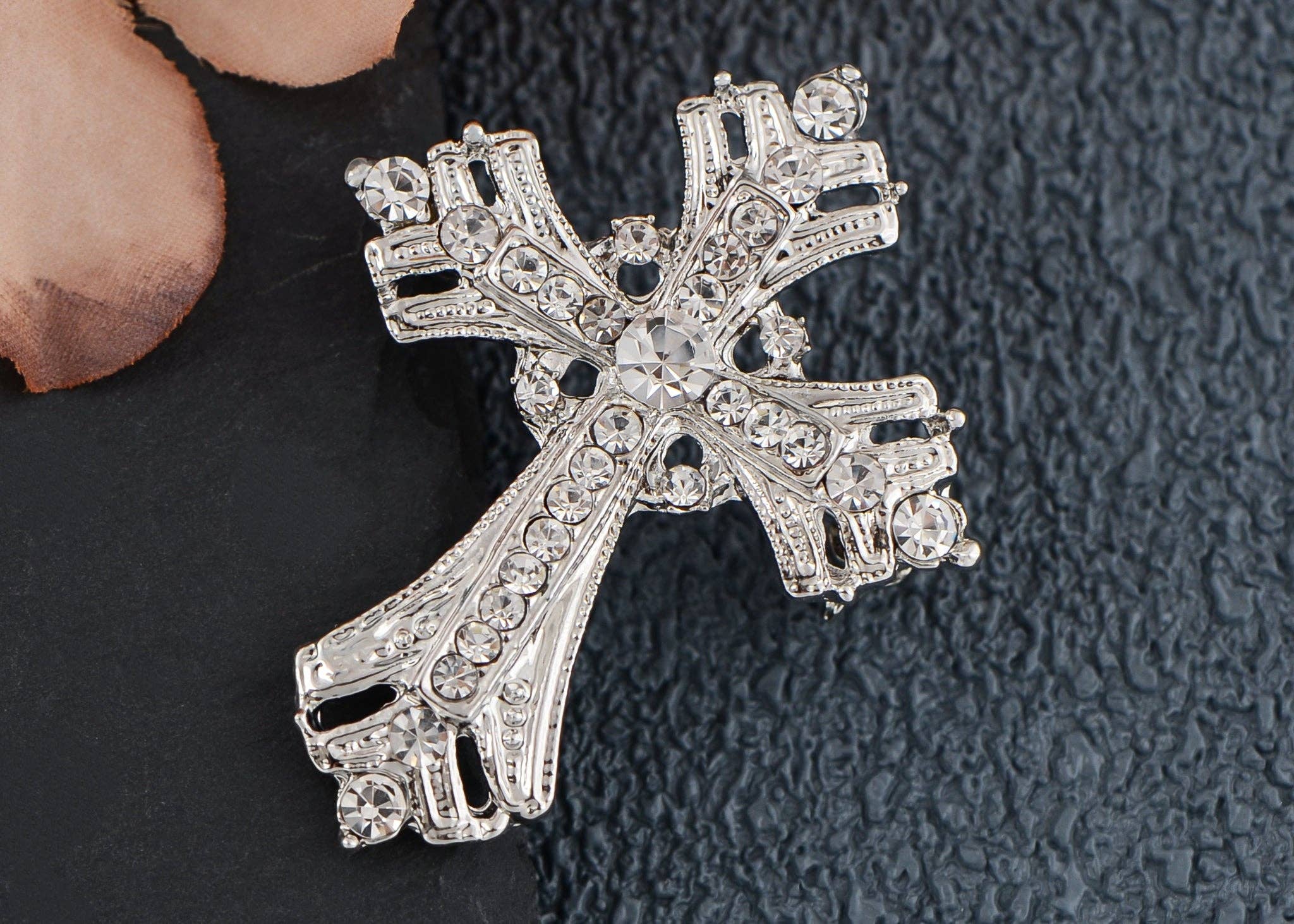 AK Brand - Vendita all'ingrosso Spille - Spilla a forma di croce religiosa argentata con strass50
