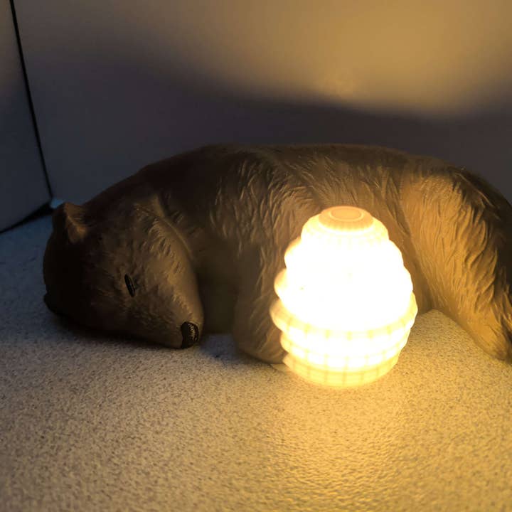 Lampe Ours en Miel – Veilleuse Confortable, Décoration de Bureau, Cadeau d'Animal Mignon pour la vente par Zeus Print Shop