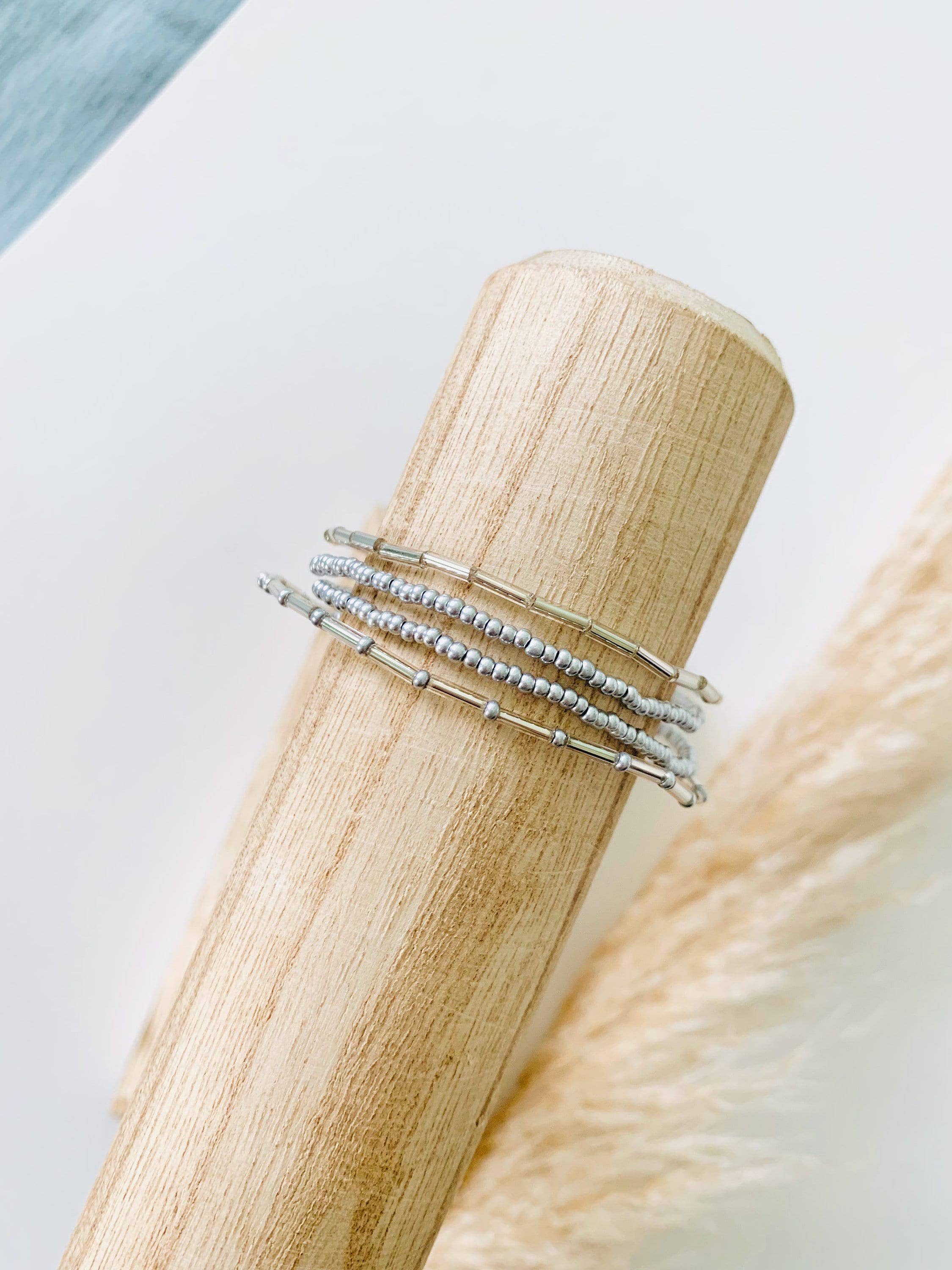 Caitlyn Clare Flair - Vente Parures de bijoux - Ensemble de bracelets empilables minimalistes en perles d'argent, ensemble de bracelets extensibles en perles de verre pour femmes, ensemble de bracelets délicats en perles4