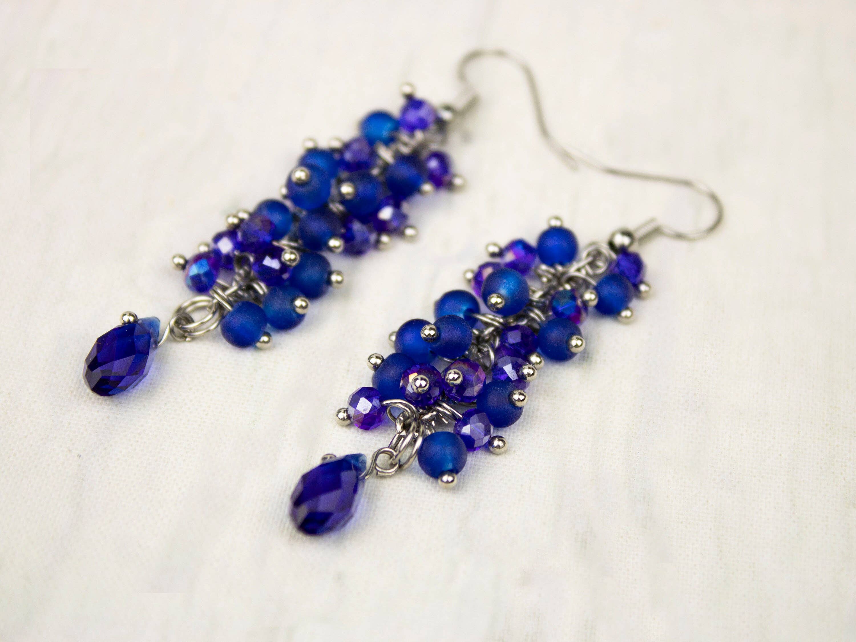 Ninolia - Venta al por mayor Pendientes colgantes - Pendientes azul oscuro con cuentas de vidrio y pendientes de racimo de cuentas de cristal en tonos azules ahumados gotas estilo formal6