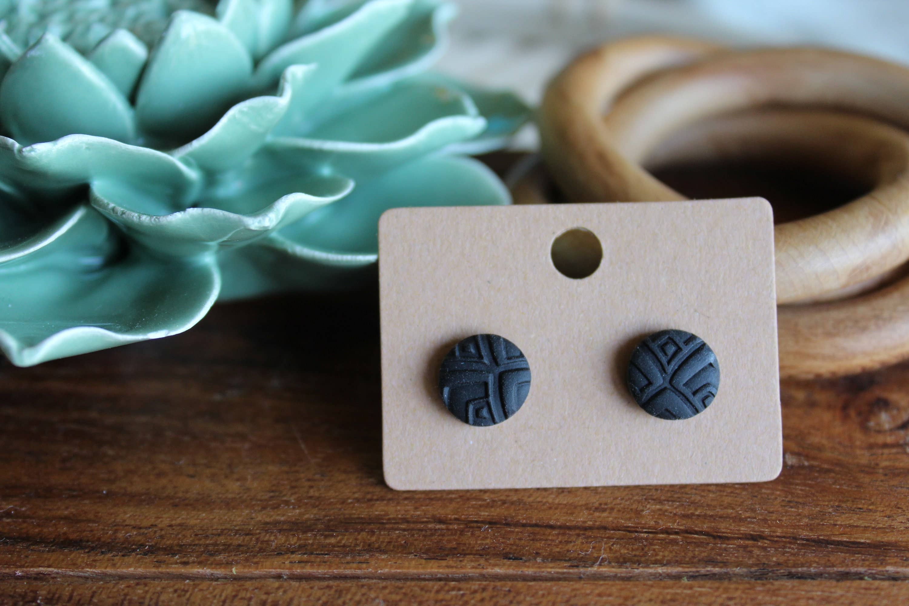 Style by Kenz – wholesale Solitärörhängen – Strukturerad Polymer Clay svarta dubbar